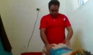 आदमी अपनी प्रेमिका के गधे हॉलीवुड फुल सेक्स फिल्म को खोलता है